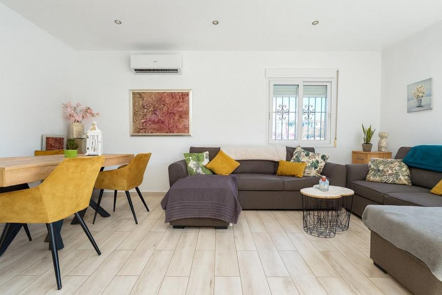 Pilar de la Horadada, Casa con piscina