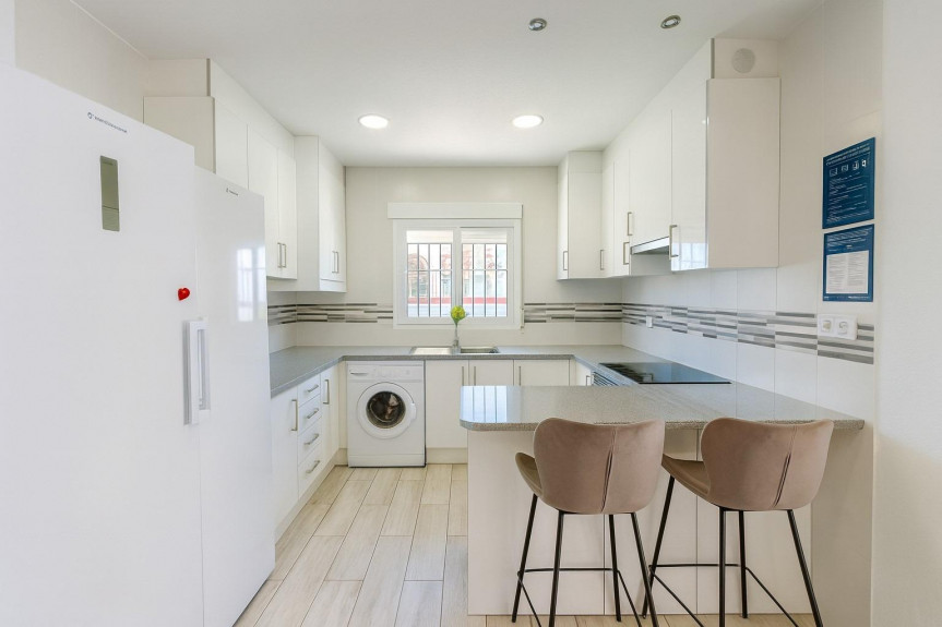 Pilar de la Horadada, Casa con piscina