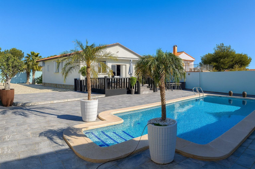 Pilar de la Horadada, Casa con piscina