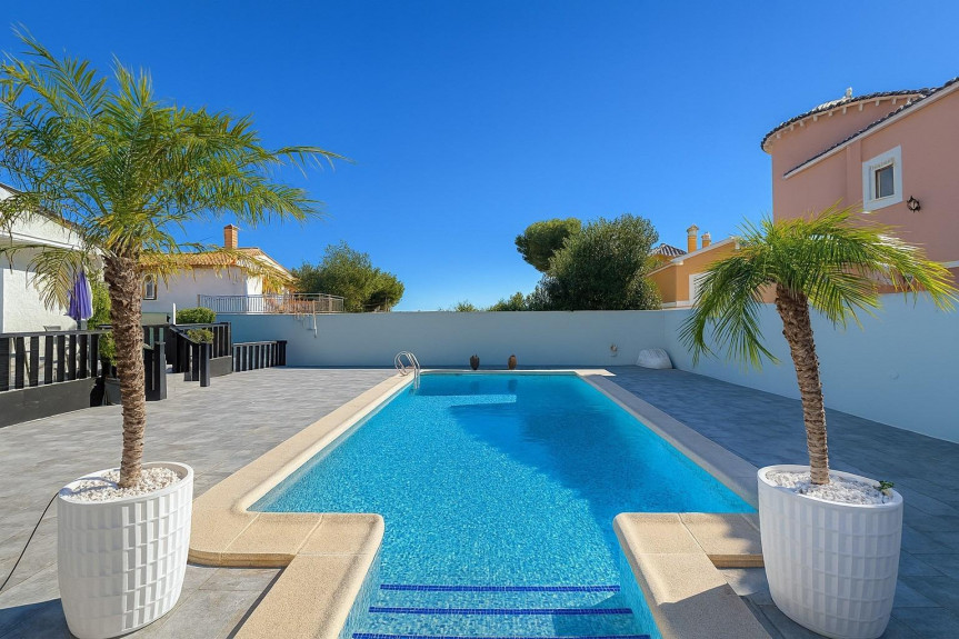 Pilar de la Horadada, Casa con piscina