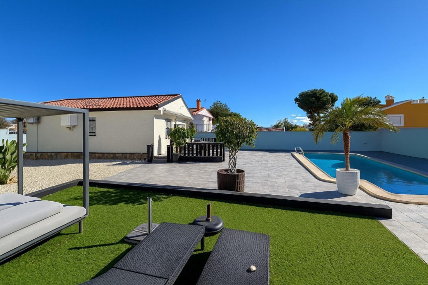 Pilar de la Horadada, Casa con piscina