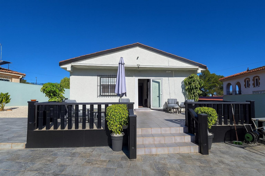 Pilar de la Horadada, Casa con piscina