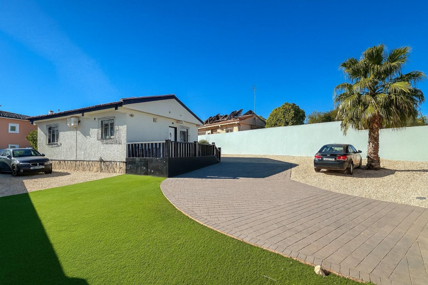 Pilar de la Horadada, Casa con piscina