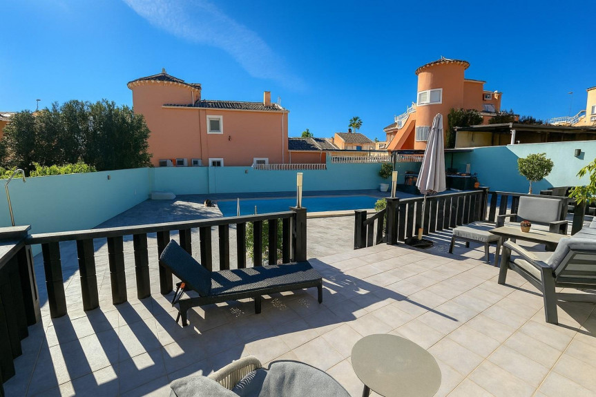 Pilar de la Horadada, Casa con piscina