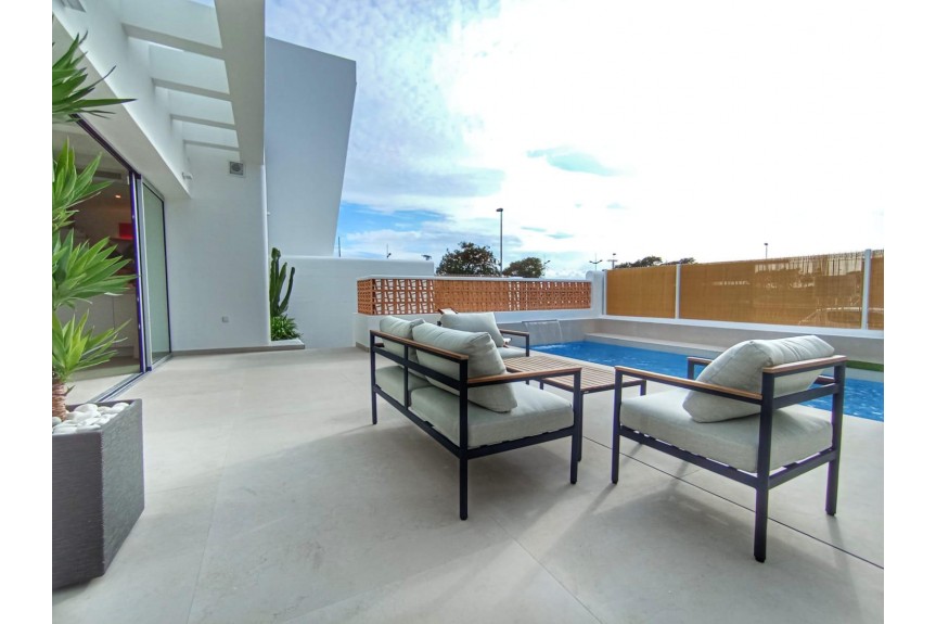 Dolores, Wille z basenem i solarium