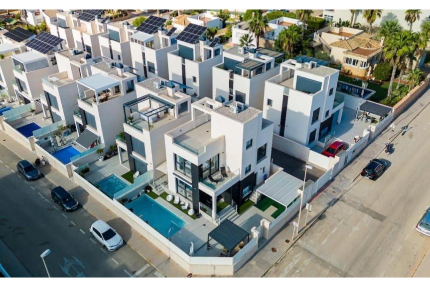 Orihuela Costa, Willa z basenem