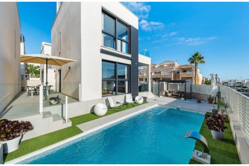 Orihuela Costa, Willa z basenem