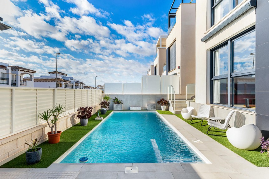 Orihuela Costa, Willa z basenem