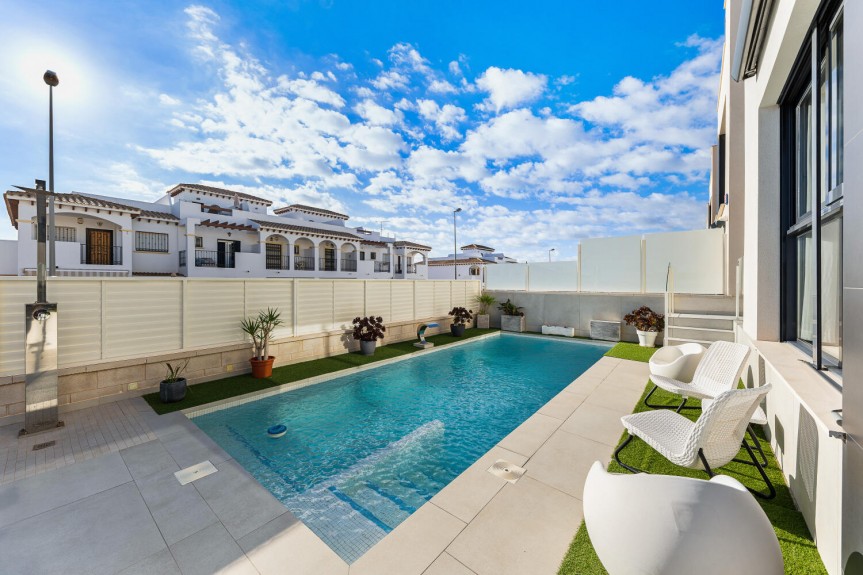 Orihuela Costa, Willa z basenem