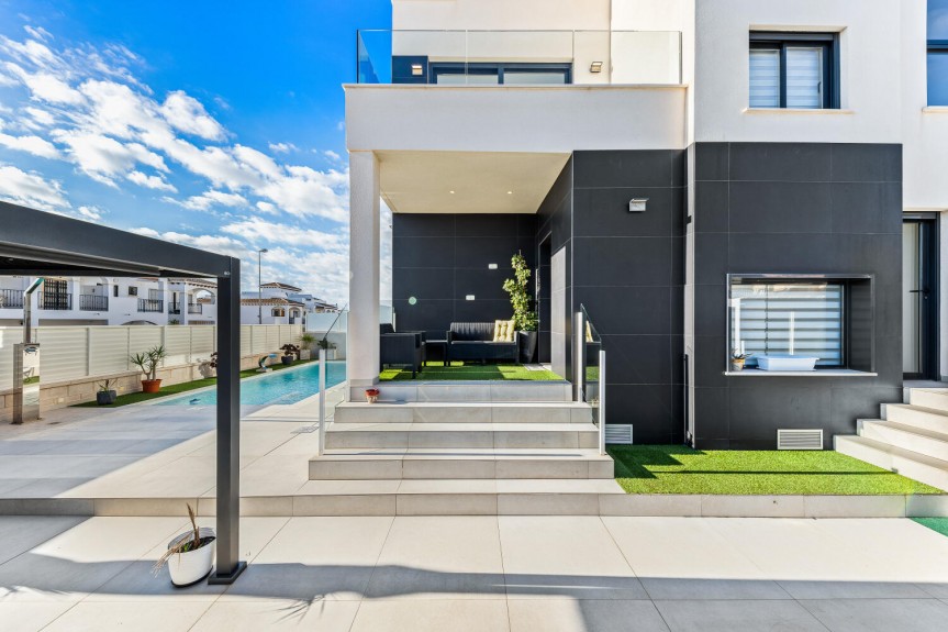 Orihuela Costa, Willa z basenem