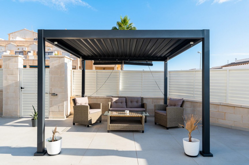 Orihuela Costa, Willa z basenem