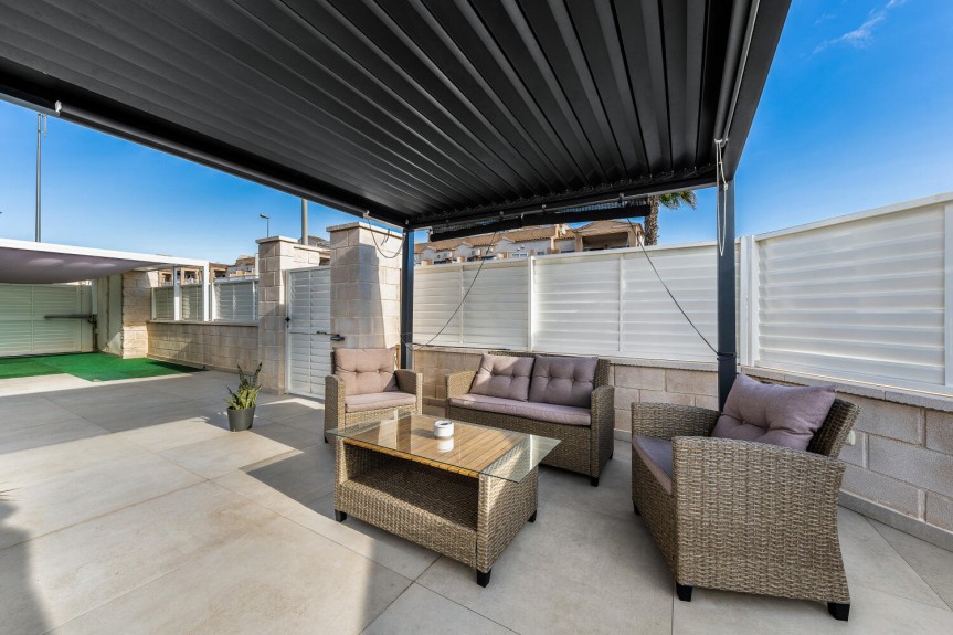 Orihuela Costa, Willa z basenem