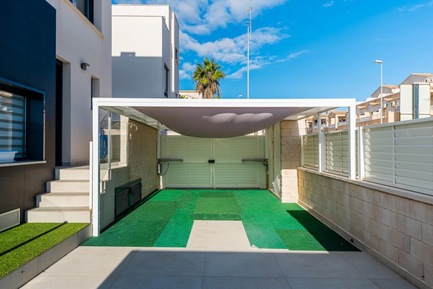 Orihuela Costa, Willa z basenem