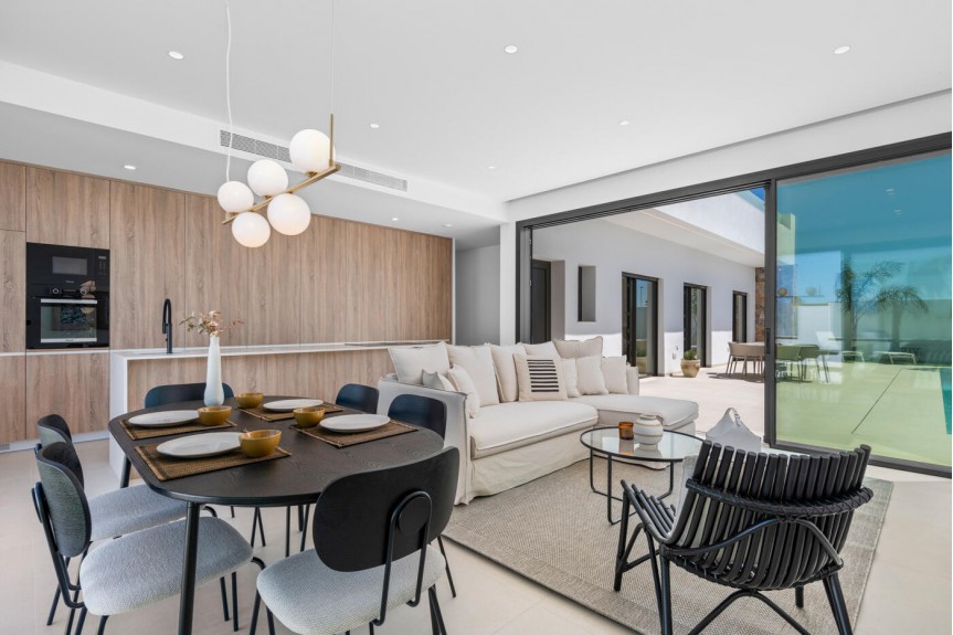 Los Alcazares, Single-story villas