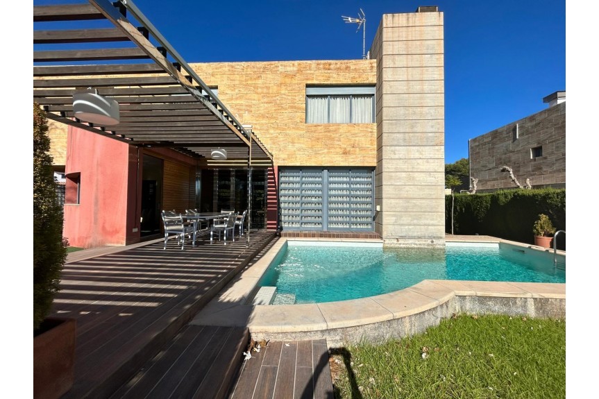 Dehesa de Campoamor, Willa z basenem