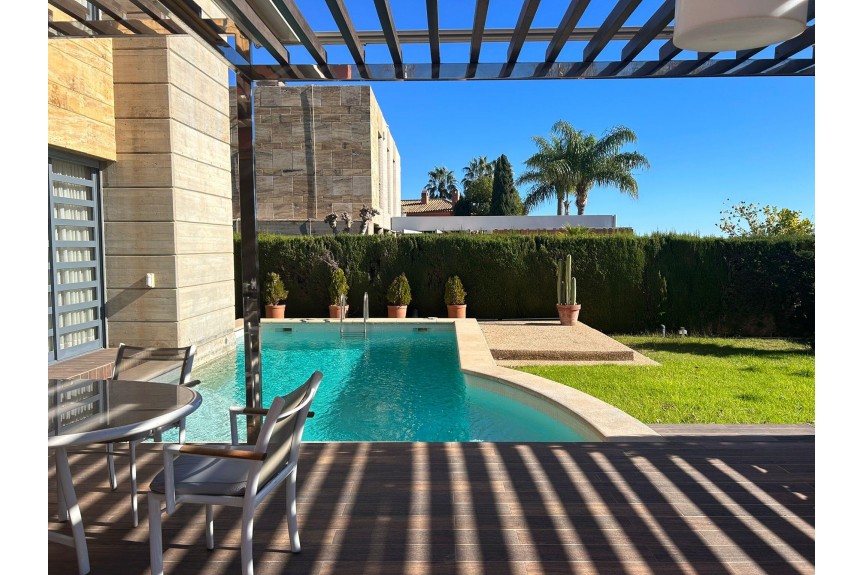 Dehesa de Campoamor, Willa z basenem