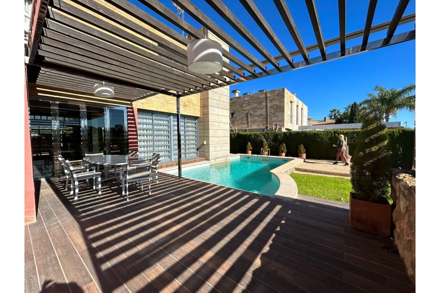 Dehesa de Campoamor, Willa z basenem