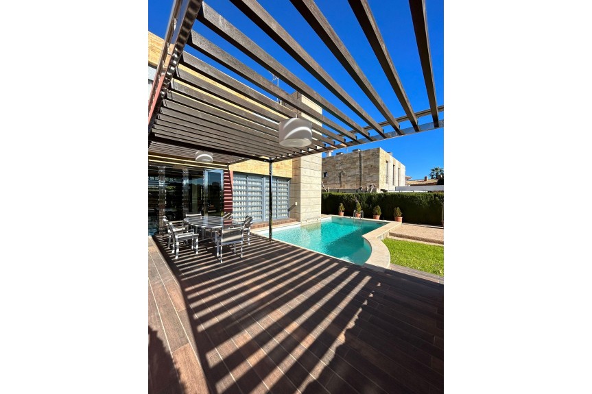 Dehesa de Campoamor, Willa z basenem