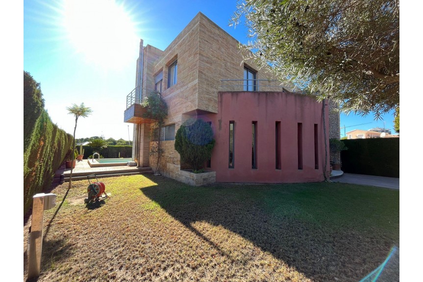 Dehesa de Campoamor, Willa z basenem