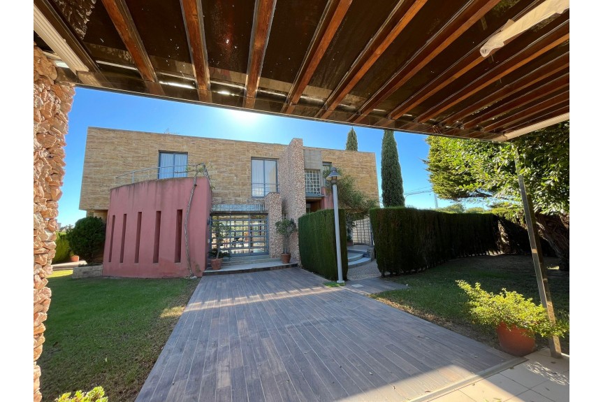 Dehesa de Campoamor, Willa z basenem